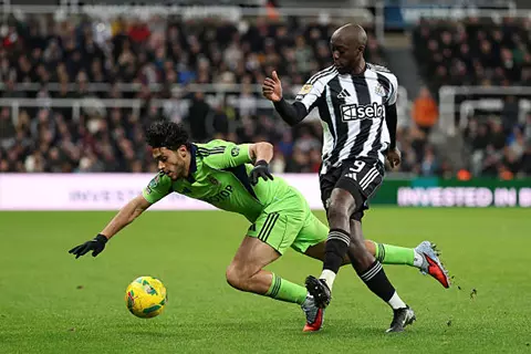 أقصى فولهام في الـ+90.. نيوكاسل إلى نصف نهائي كأس كاراباو